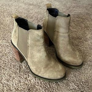 Crevo Alicia Chelsea hiker heel in dark taupe size 7